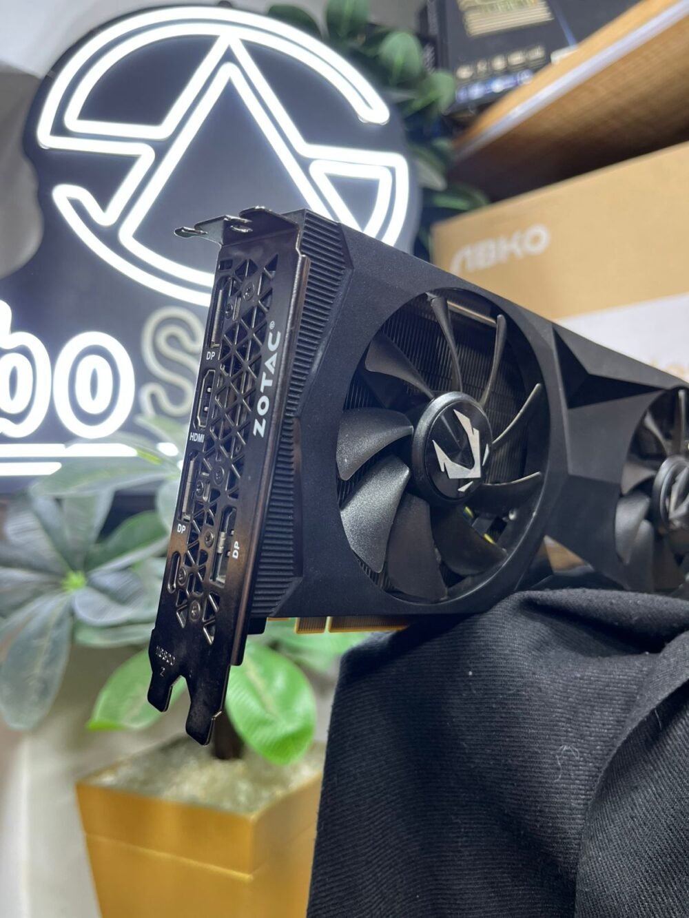 ⁦ZOTAC GAMING GEFORCE RTX 2080 8GB DDR6⁩ - الصورة ⁦4⁩