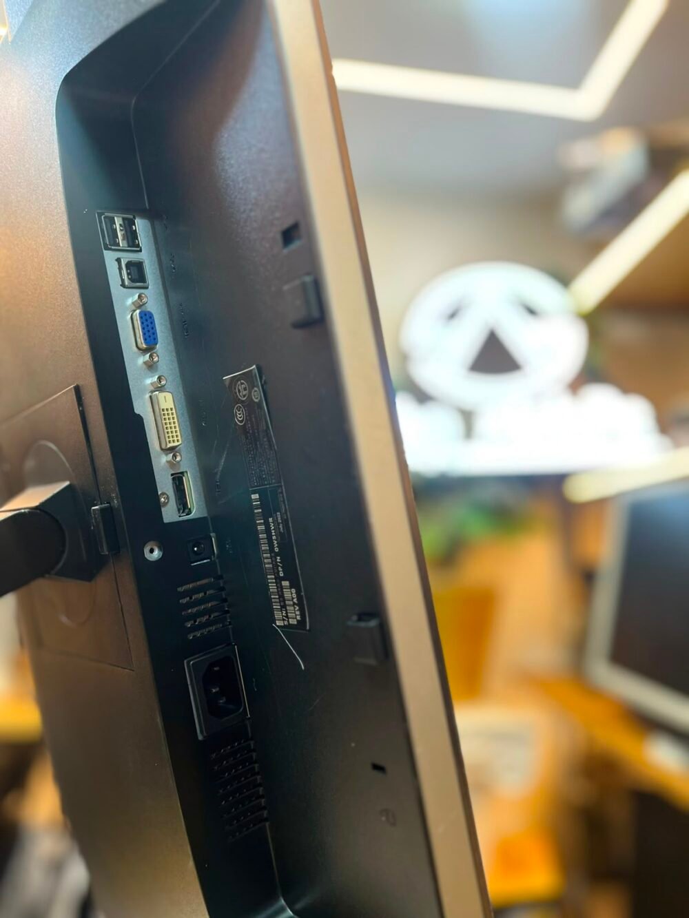⁦SCREEN DELL 24inch LED 60hz ملهاش مخرج hdmi⁩ - الصورة ⁦2⁩