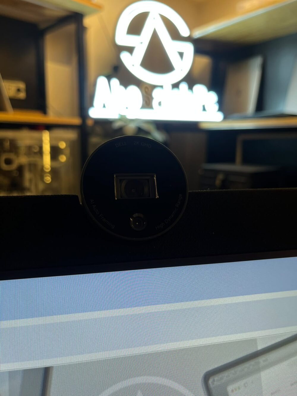 ⁦SCREEN DELL FRAMLESS WITH CAMERA 2k P2424HEB 24INCH 60Hz⁩ - الصورة ⁦2⁩